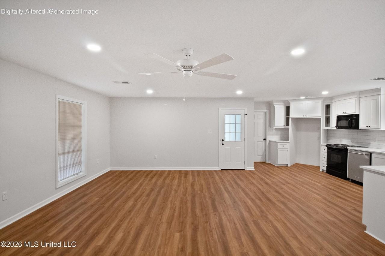 1027 Tanglewood Dr - Photo 3 of 33