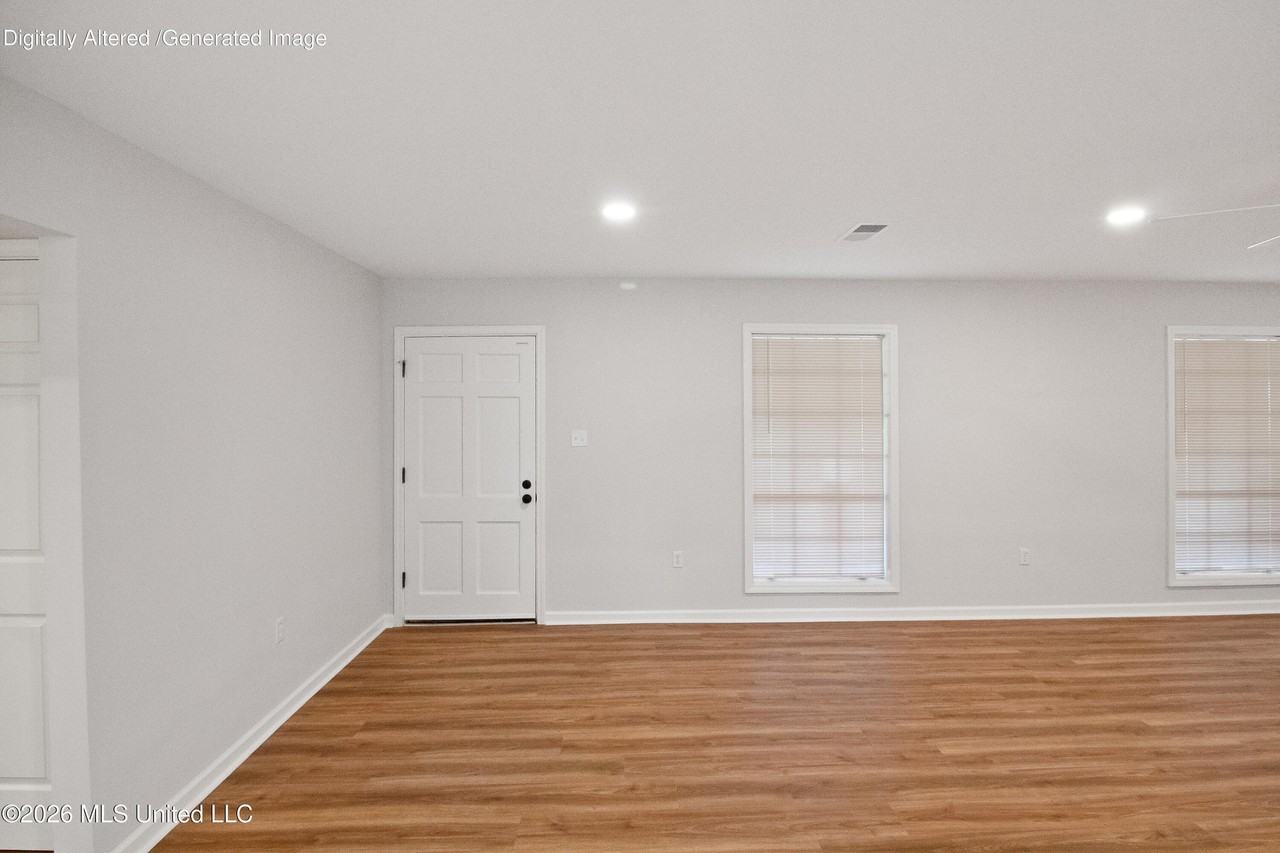 1027 Tanglewood Dr - Photo 4 of 33