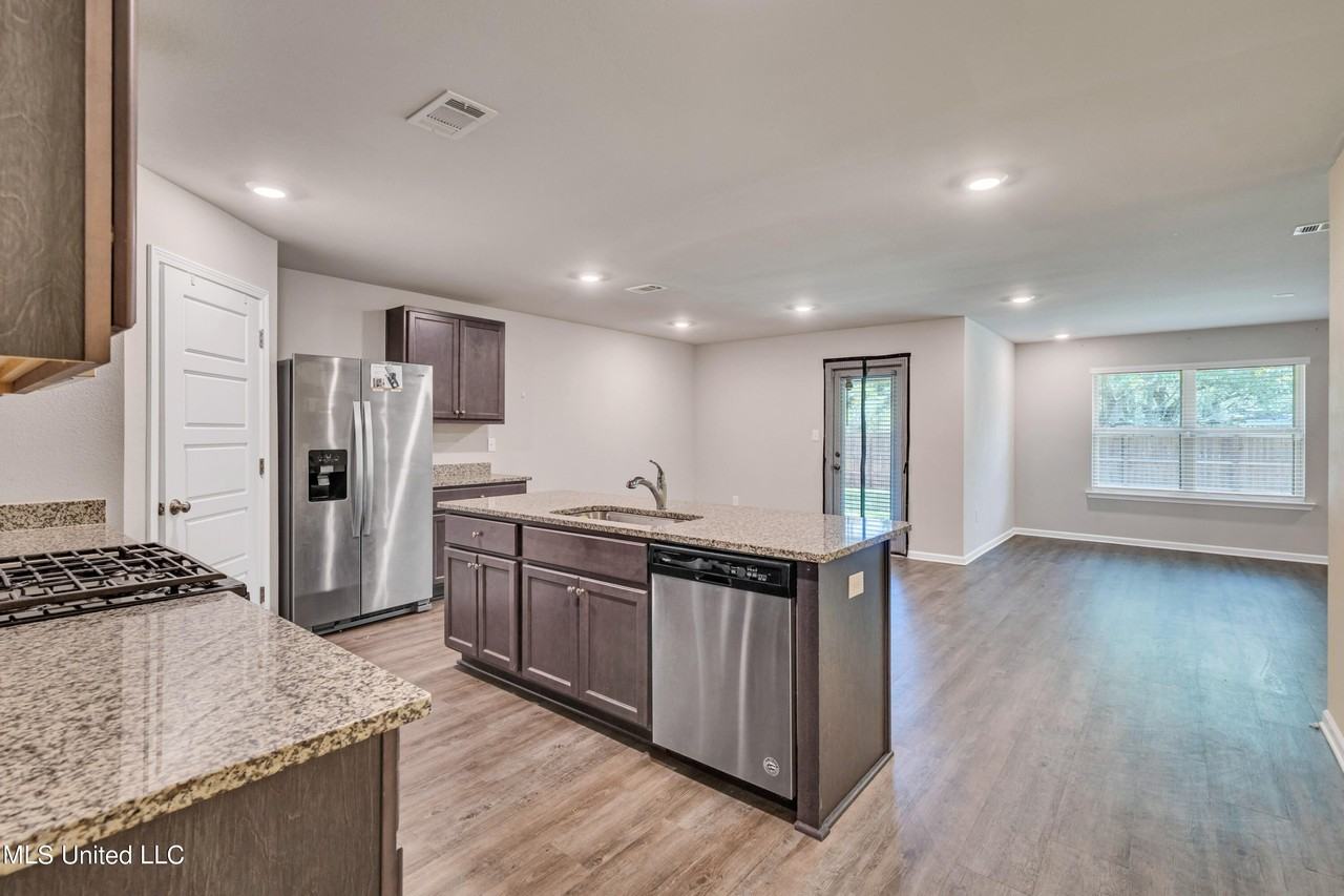 100 Rosie Dr - Photo 3 of 23