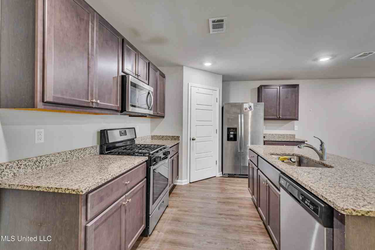 100 Rosie Dr - Photo 4 of 23
