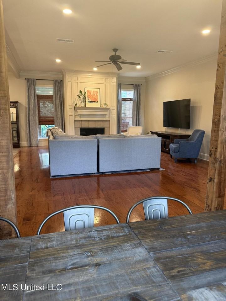 308 Turning Leaf Ct - Photo 5 of 35