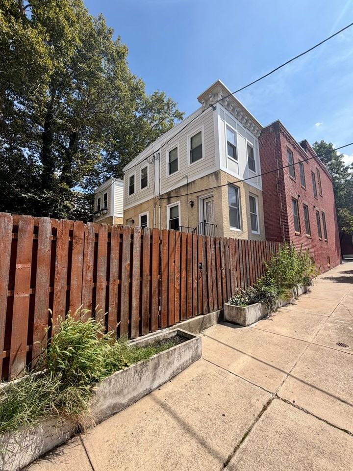 3847 Spring Garden St - Photo 3 of 32