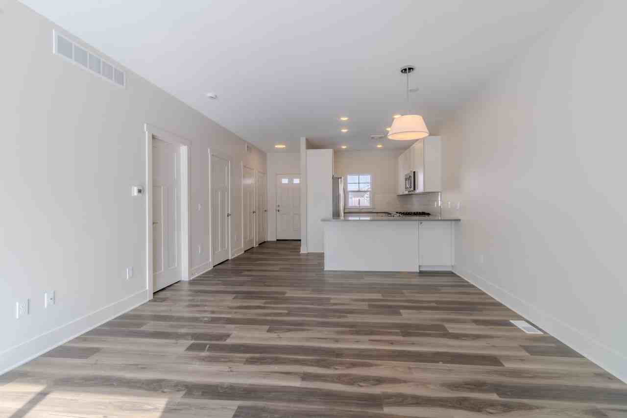 1548 Simsbury St - Photo 2 of 18