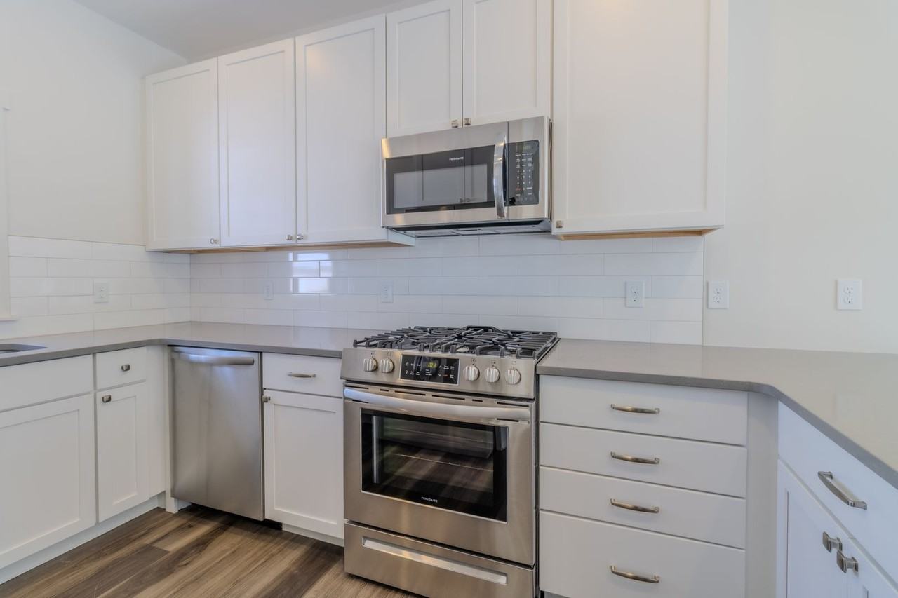 1548 Simsbury St - Photo 4 of 18