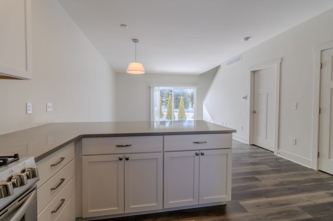 1548 Simsbury St - Photo 6 of 18