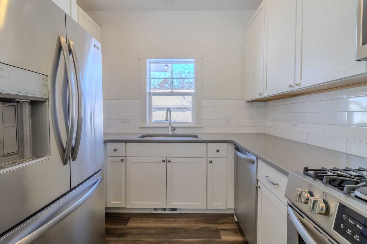 1548 Simsbury St - Photo 7 of 18