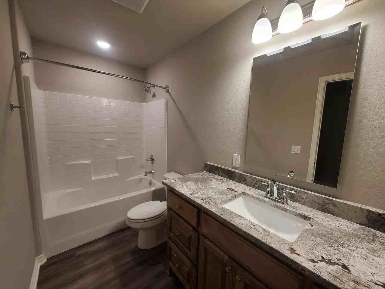300 Ne 4th St - Photo 2 of 8
