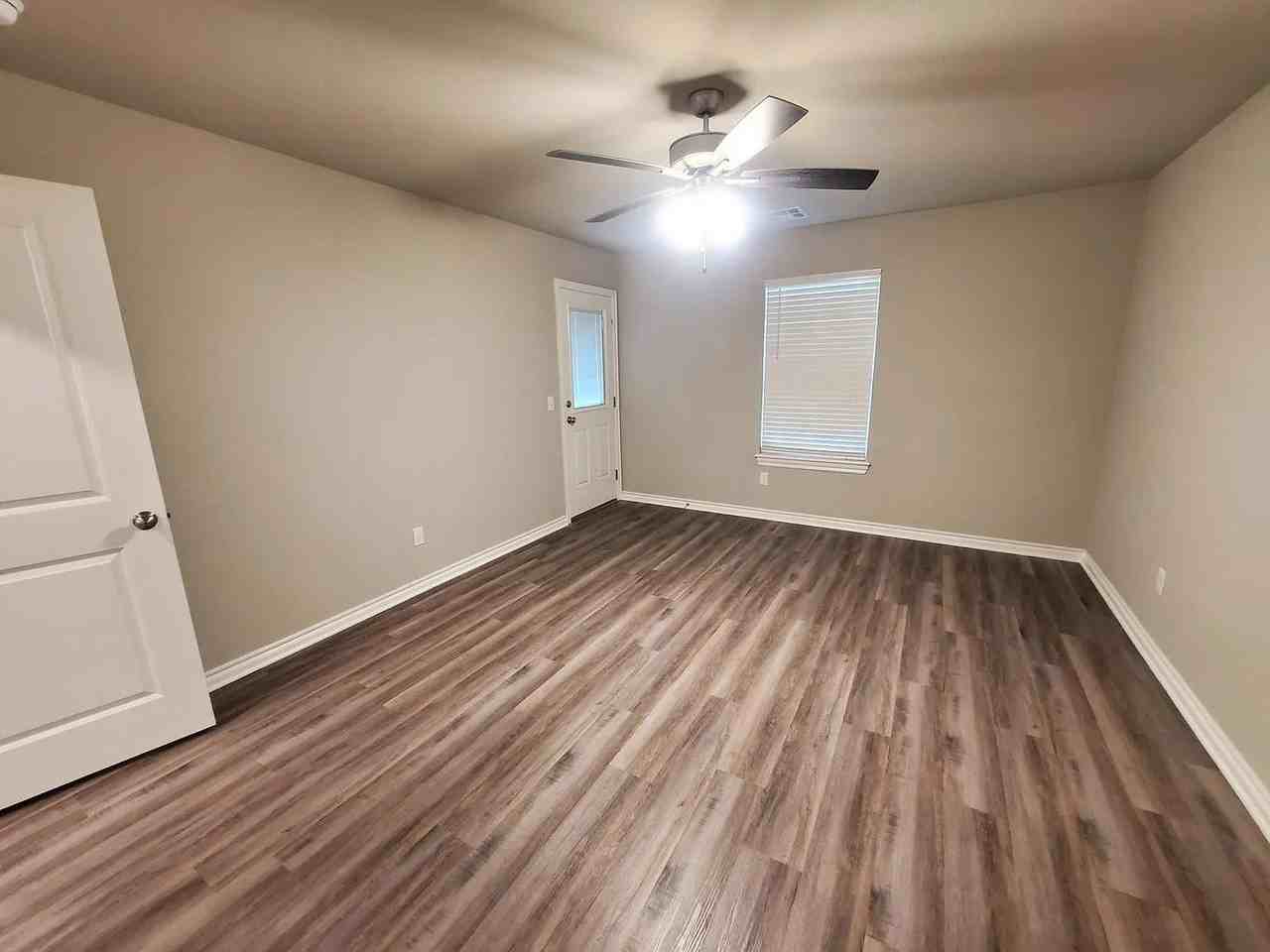 300 Ne 4th St - Photo 5 of 8