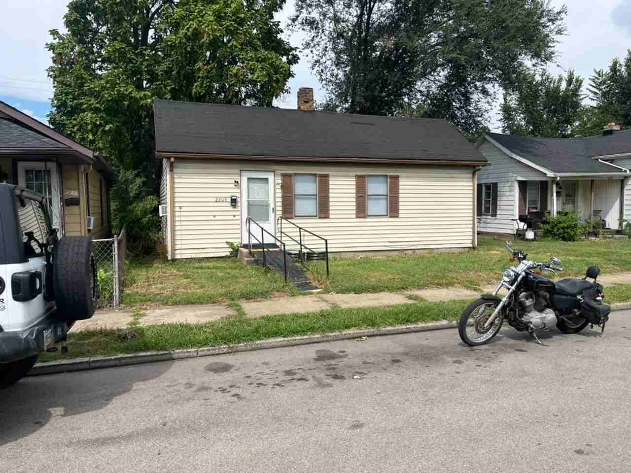 2205 Roosevelt Blvd - Photo 2 of 13