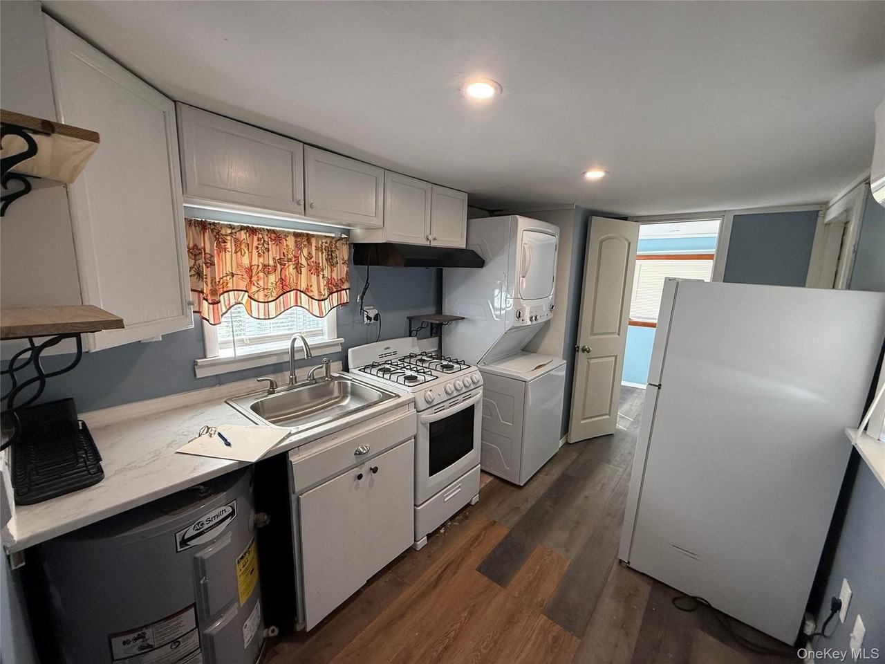 275 Robinson Ave #B - Photo 5 of 18
