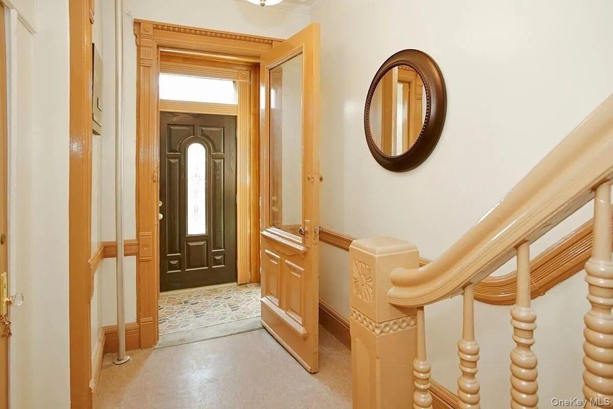 611 Bainbridge St - Photo 2 of 12