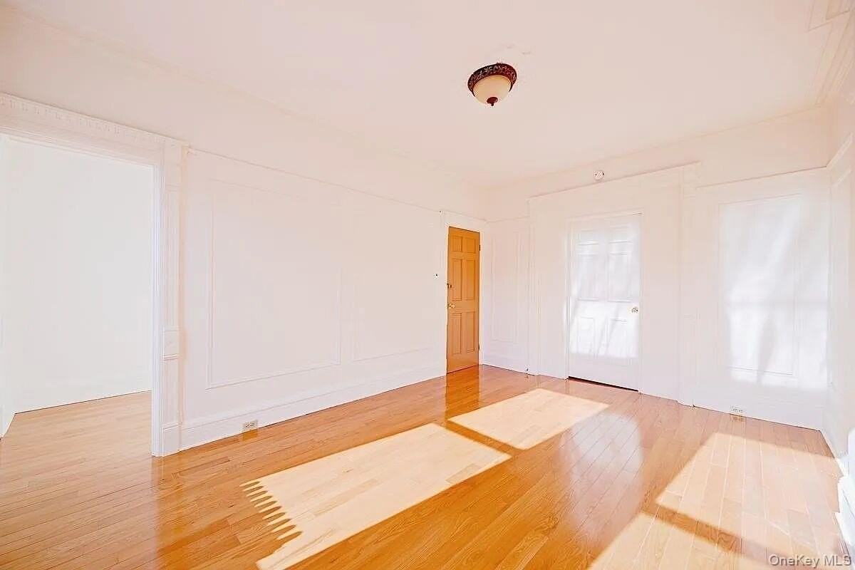 611 Bainbridge St - Photo 4 of 12