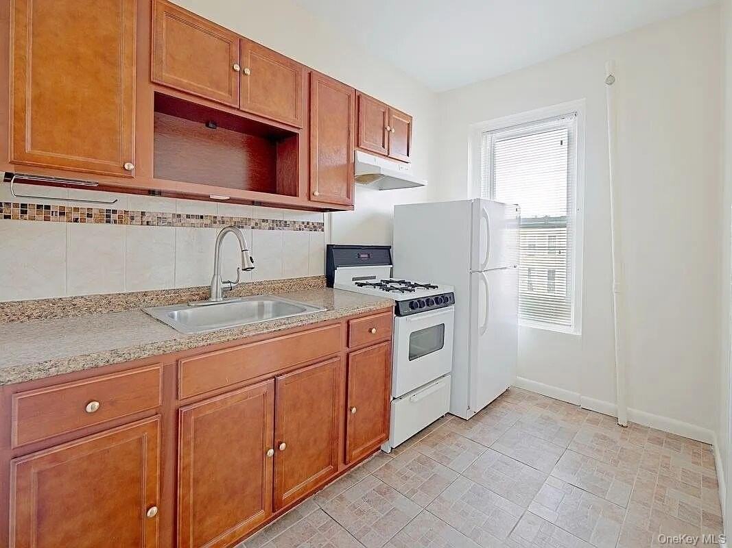 611 Bainbridge St - Photo 5 of 12