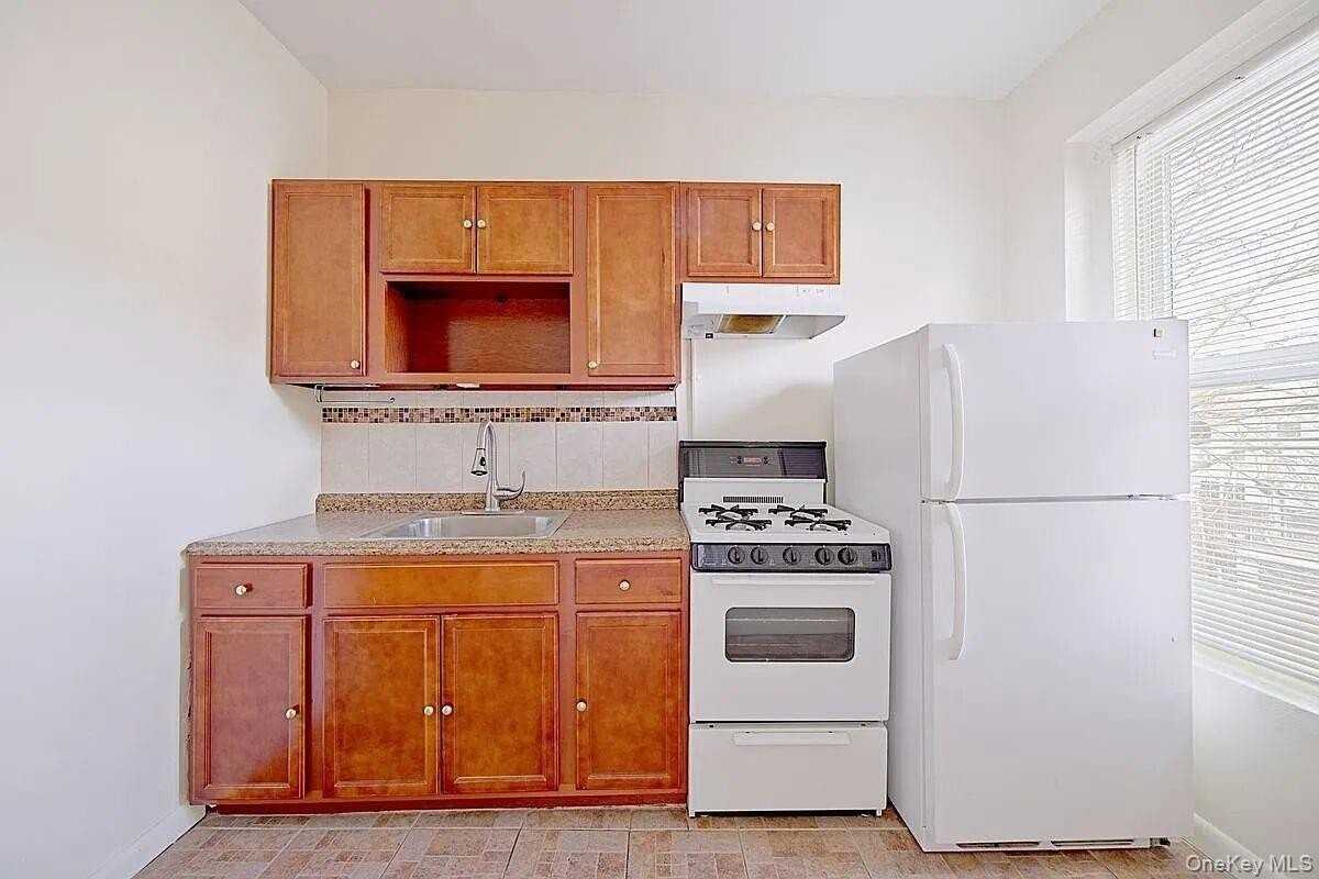 611 Bainbridge St - Photo 6 of 12