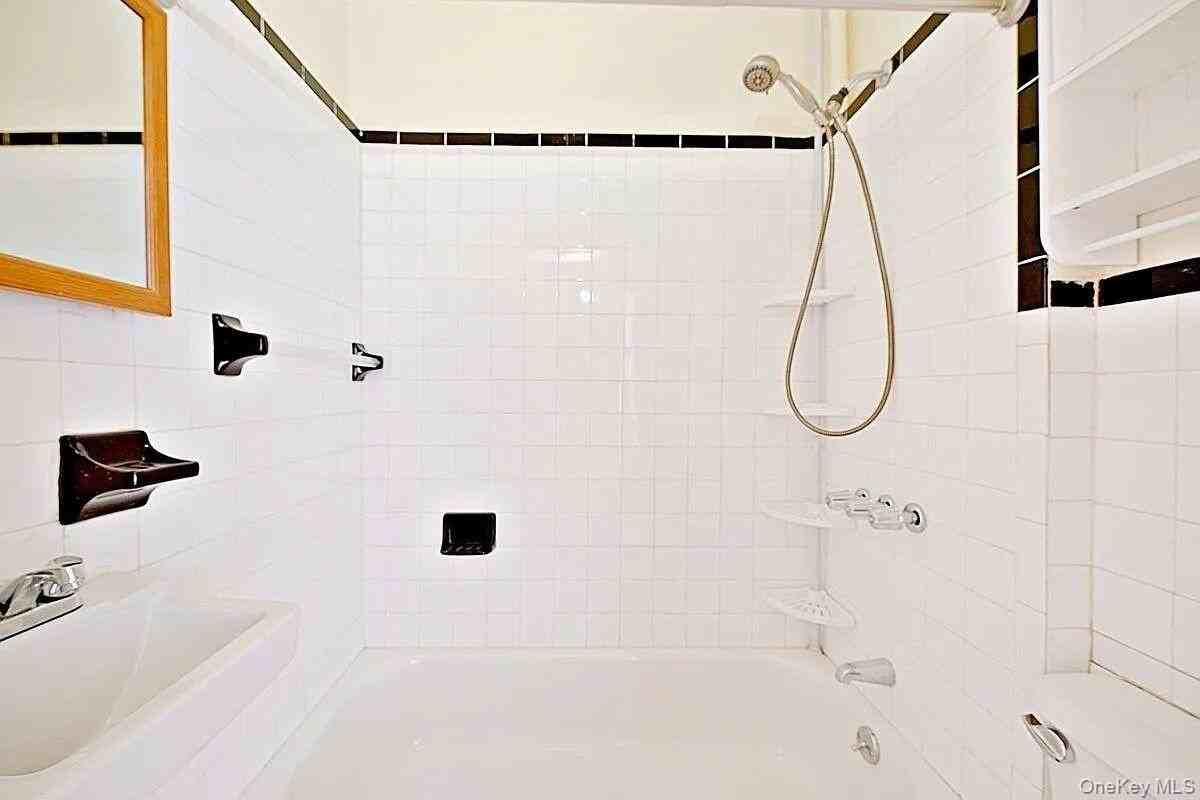 611 Bainbridge St - Photo 7 of 12
