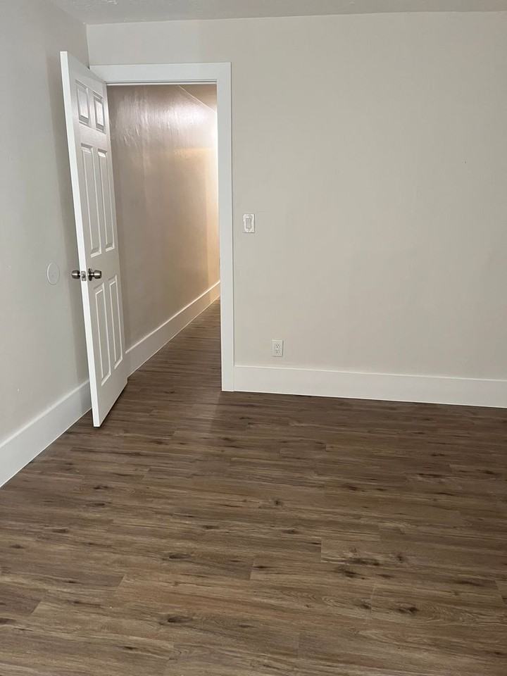 241 Grand St - Photo 7 of 13