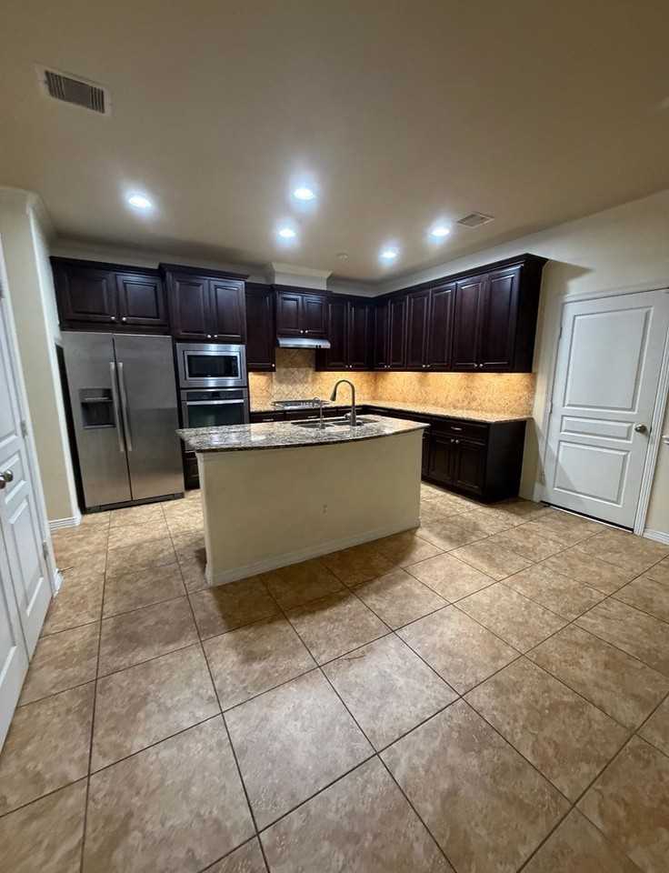 1048 W 26th St - Photo 2 of 18