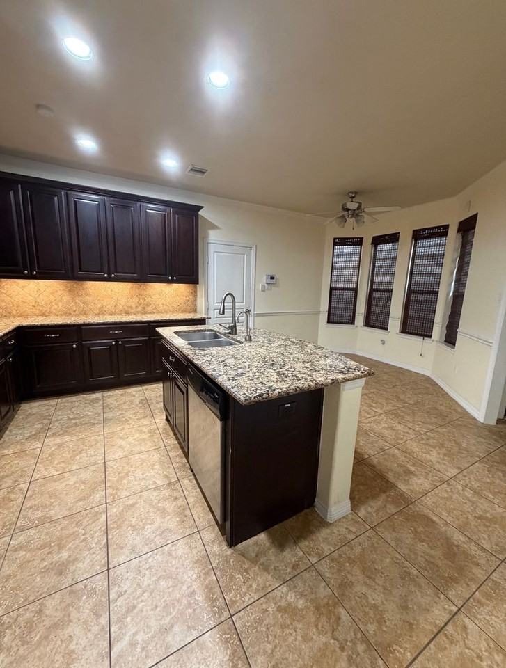 1048 W 26th St - Photo 3 of 18