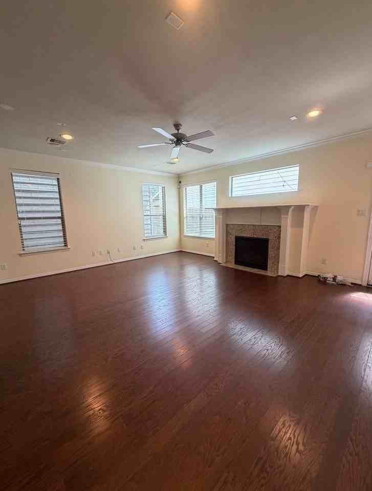 1048 W 26th St - Photo 4 of 18