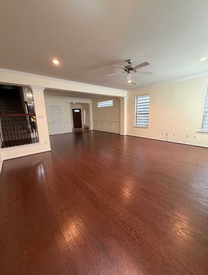 1048 W 26th St - Photo 5 of 18