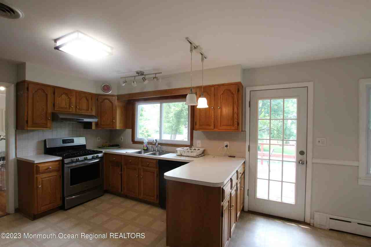 450 Redmond Ave - Photo 4 of 16