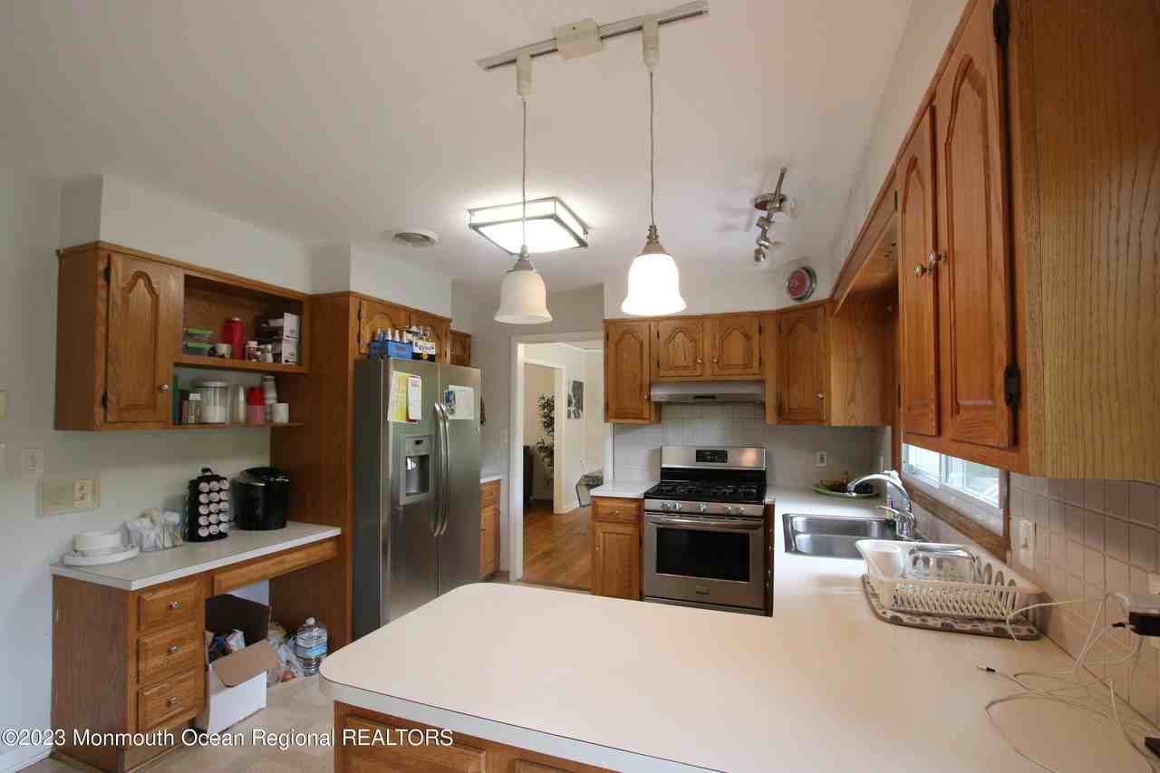 450 Redmond Ave - Photo 5 of 16