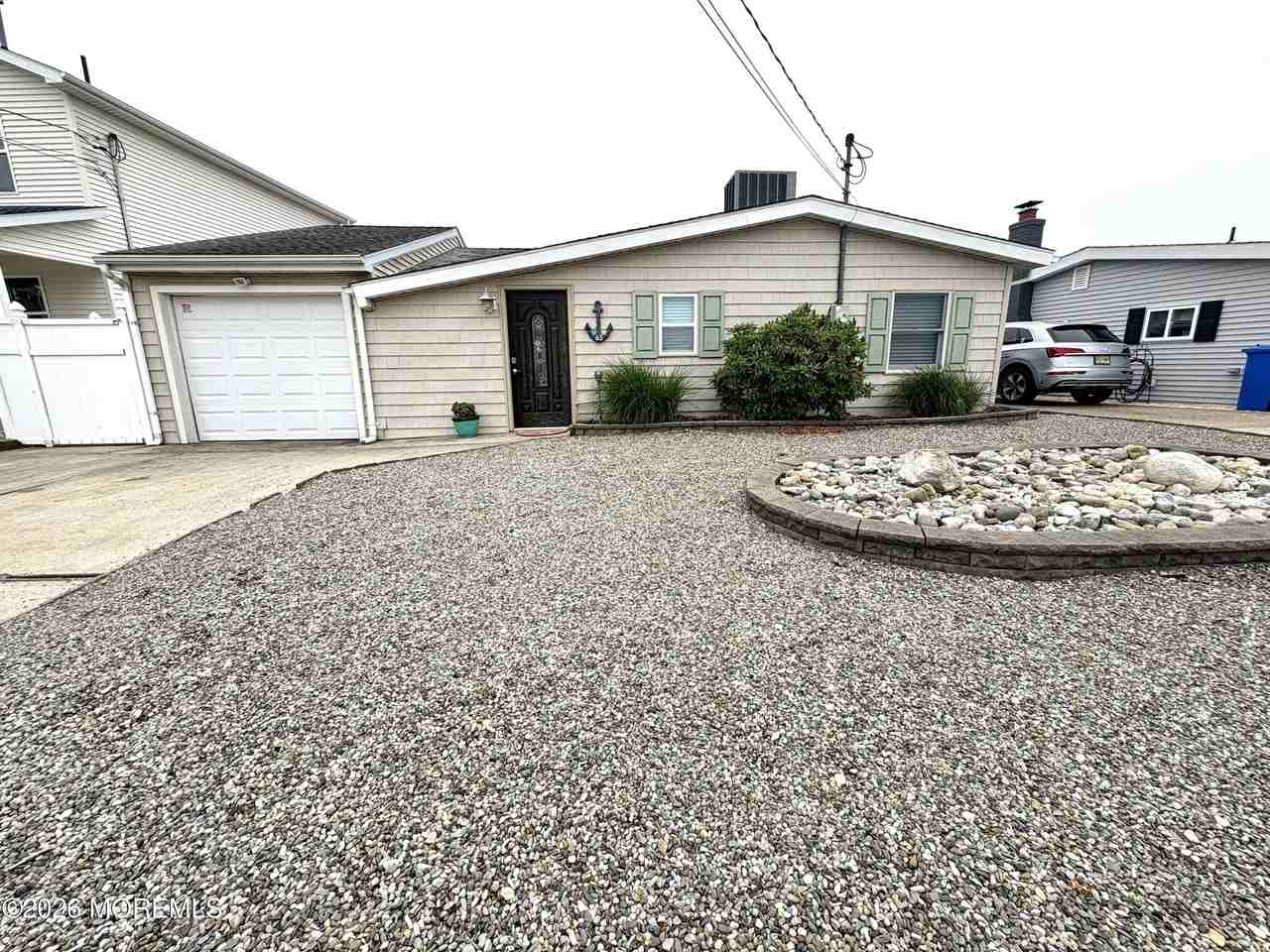 63 Lawrence Dr - Photo 2 of 24