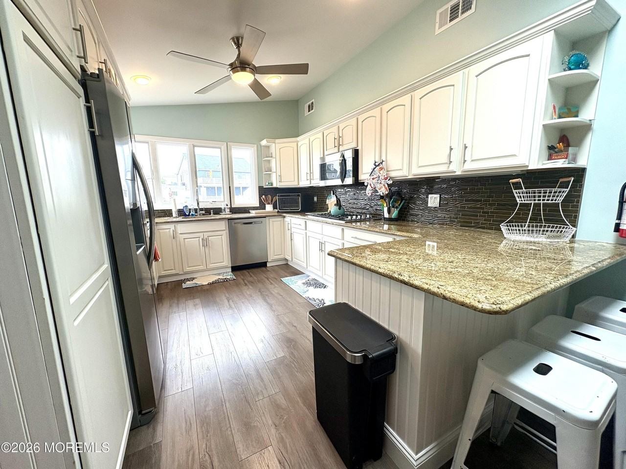 63 Lawrence Dr - Photo 4 of 24