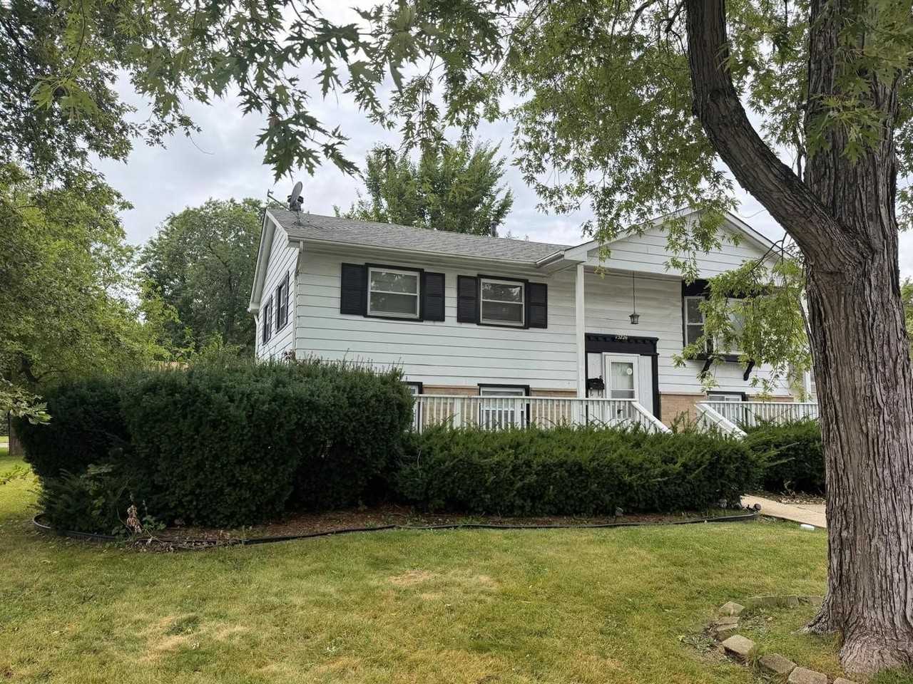 15726 Avalon Ave - Photo 3 of 24