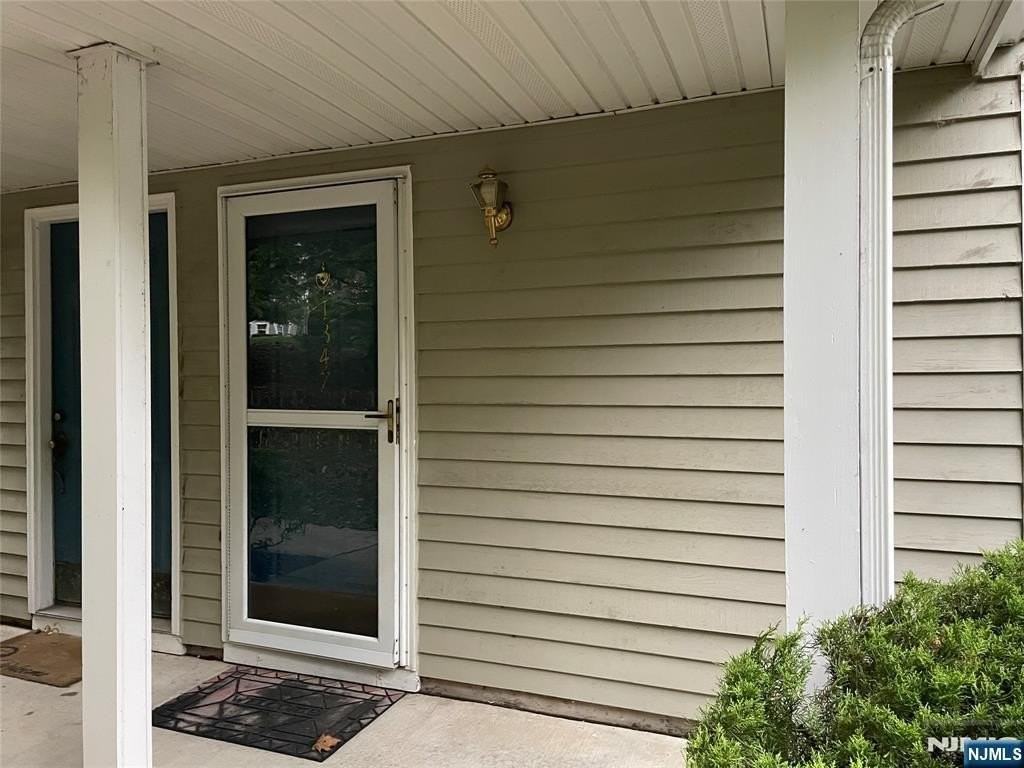 1347 Paddington Rd - Photo 2 of 18