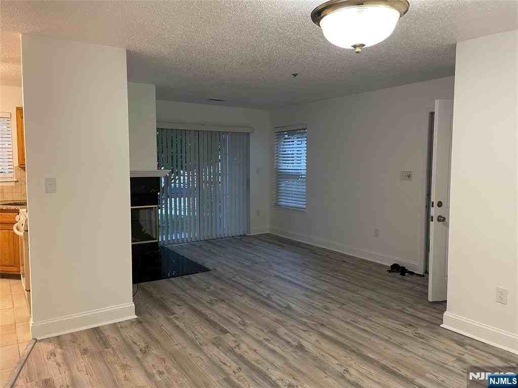 1347 Paddington Rd - Photo 5 of 18
