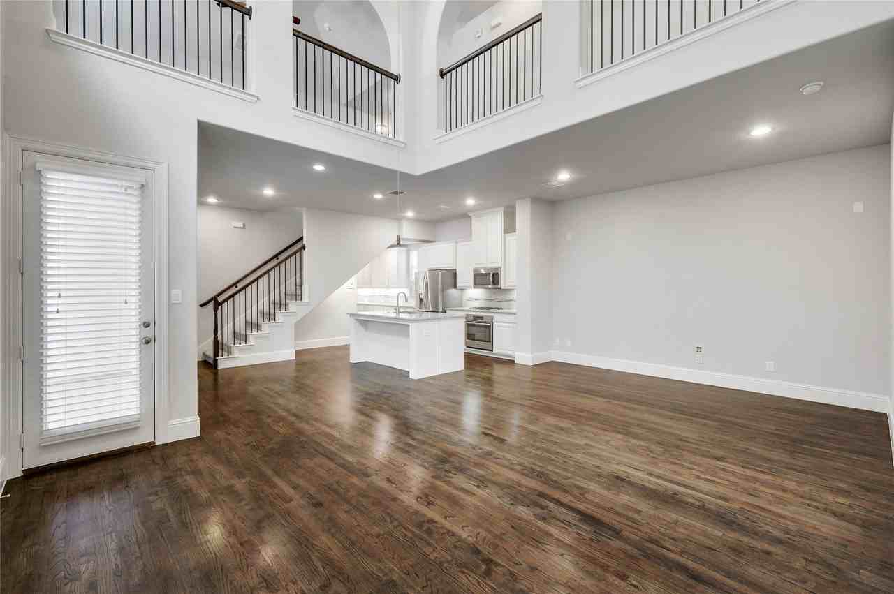 620 Surrey Ln - Photo 3 of 30