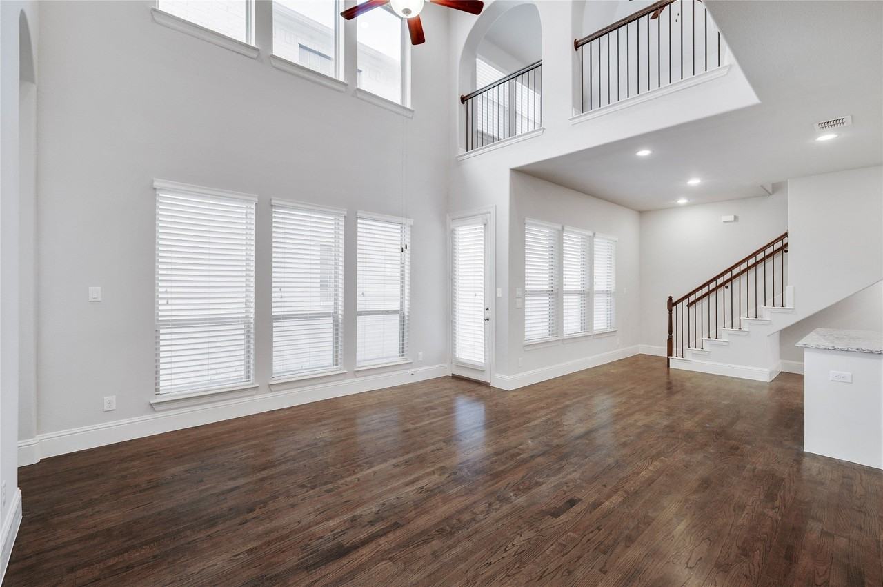 620 Surrey Ln - Photo 4 of 30