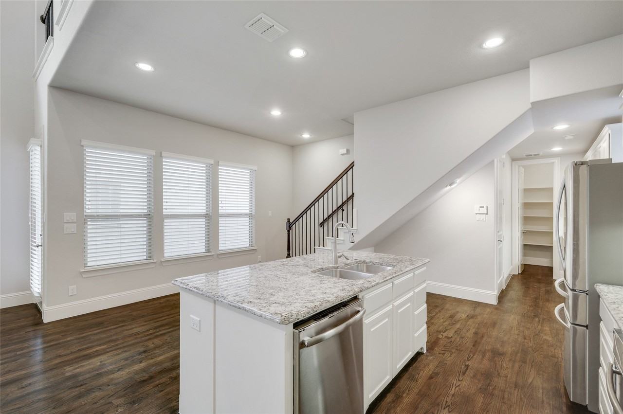 620 Surrey Ln - Photo 6 of 30