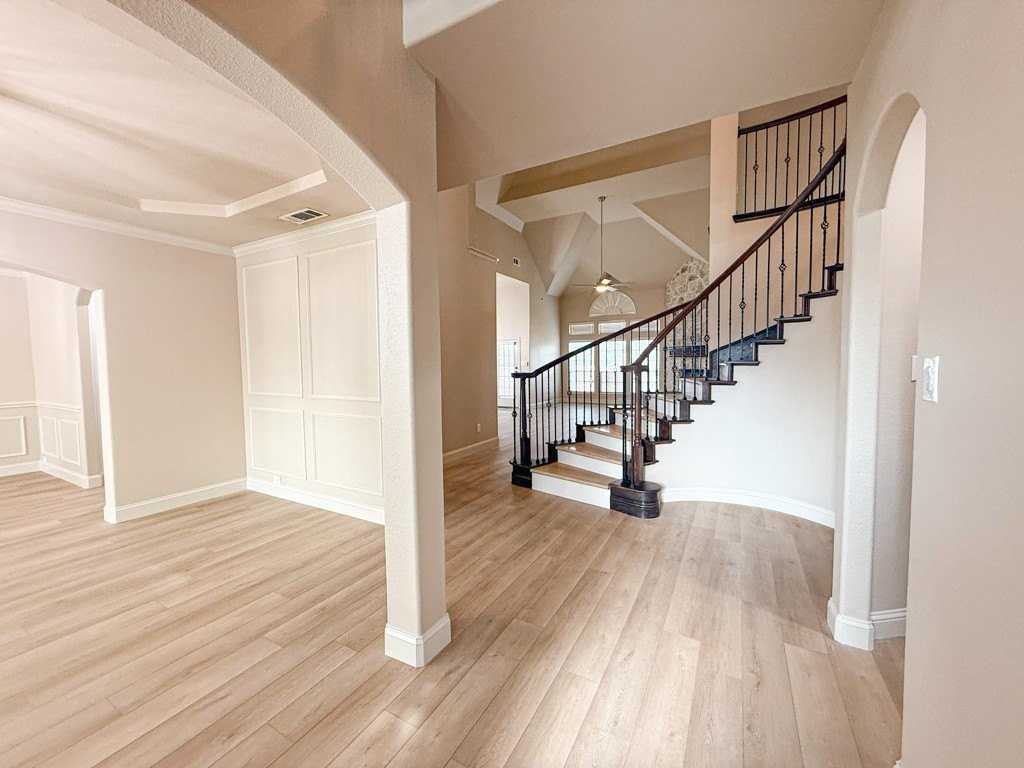 600 Falcon Dr - Photo 3 of 40