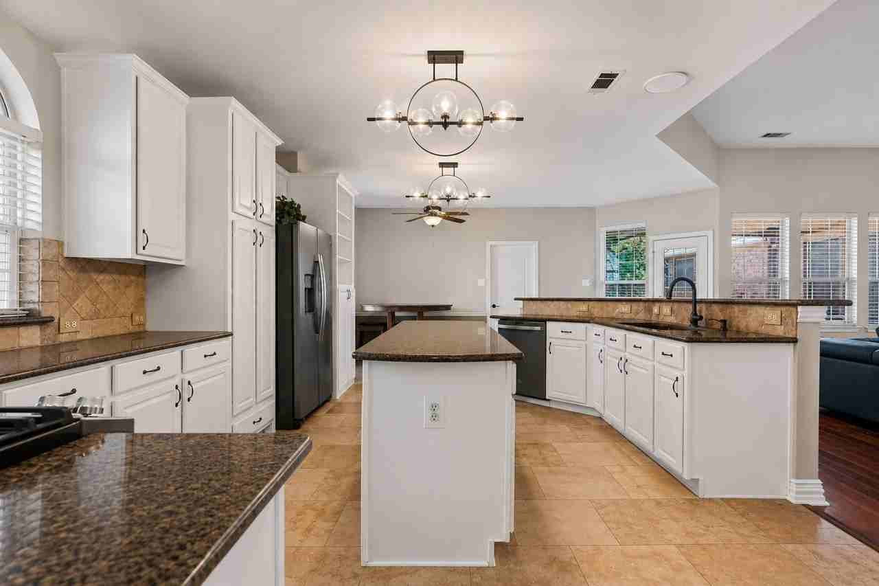 1001 Lochness Ln - Photo 5 of 9