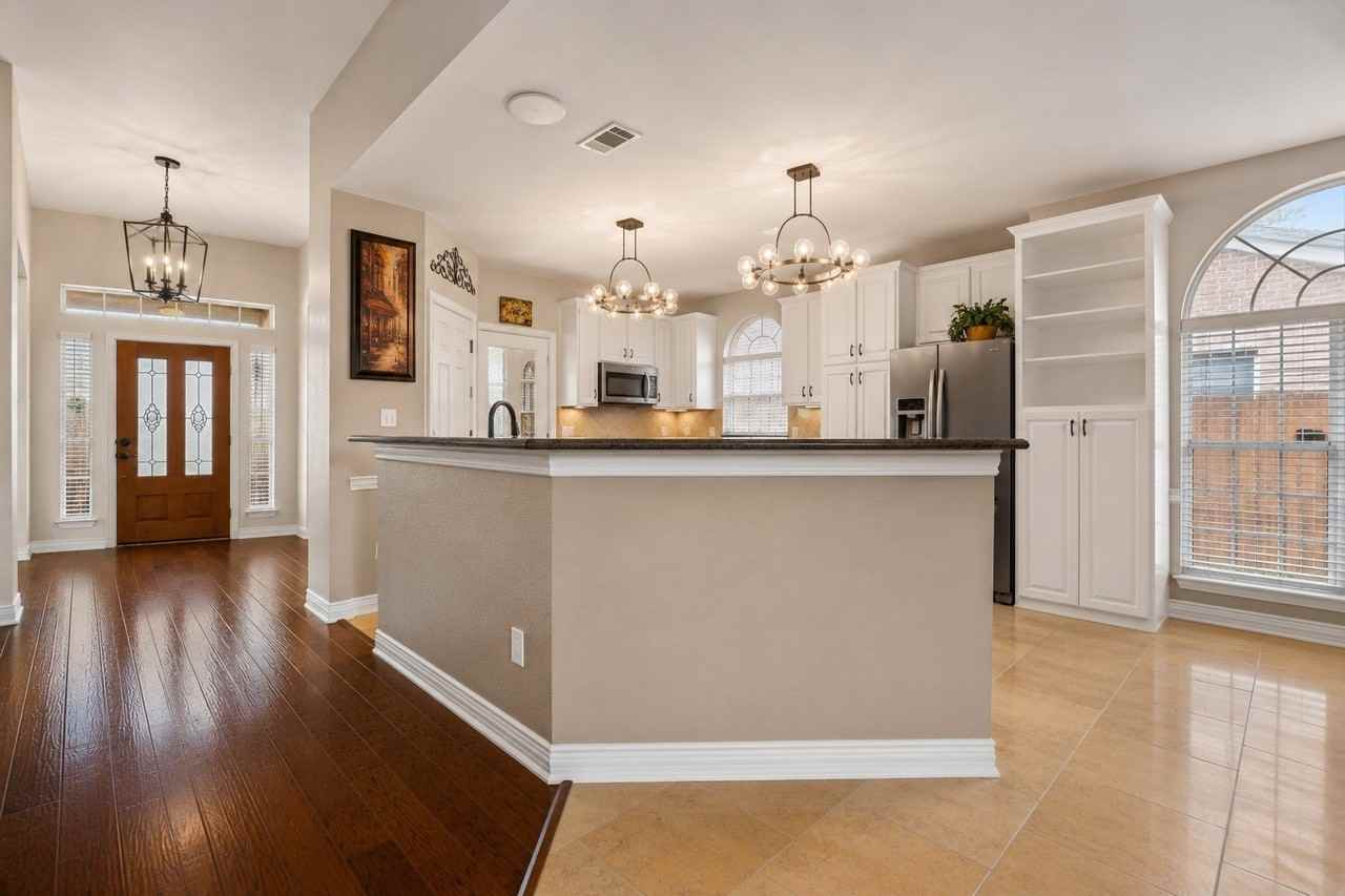 1001 Lochness Ln - Photo 6 of 9