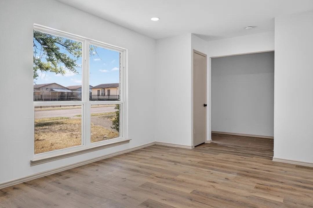 3811 Ovid Ave - Photo 5 of 31