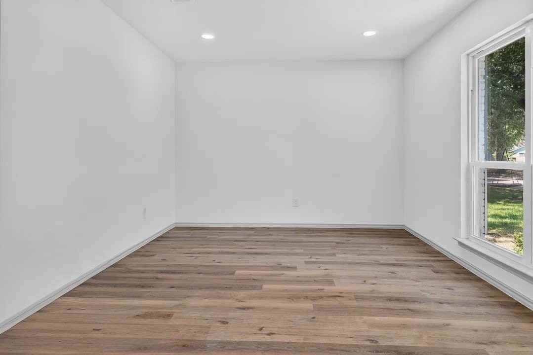 3811 Ovid Ave - Photo 6 of 31