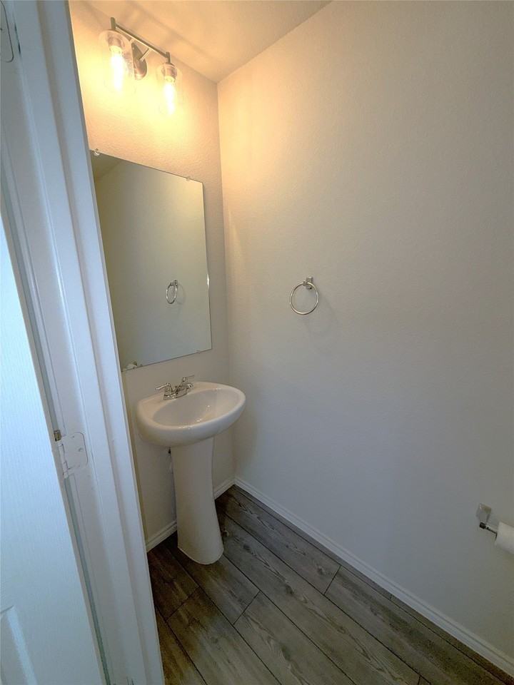 366 Lake Erie Dr - Photo 2 of 24