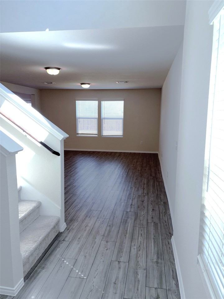 366 Lake Erie Dr - Photo 3 of 24