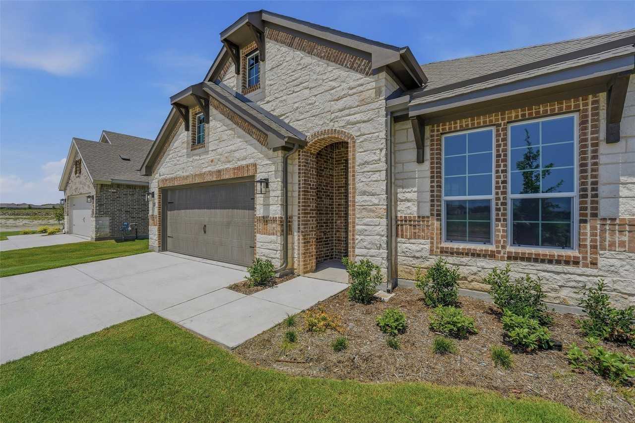 2105 Bluebird Ln - Photo 5 of 30
