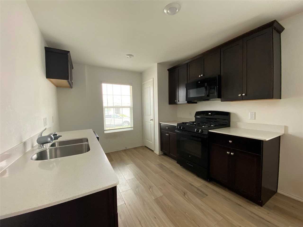 5911 Nyquist Way - Photo 7 of 38