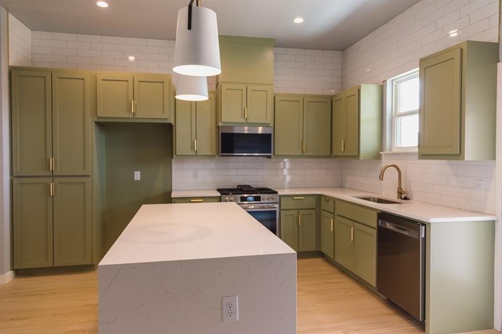 905 S Howard Ave - Photo 5 of 24
