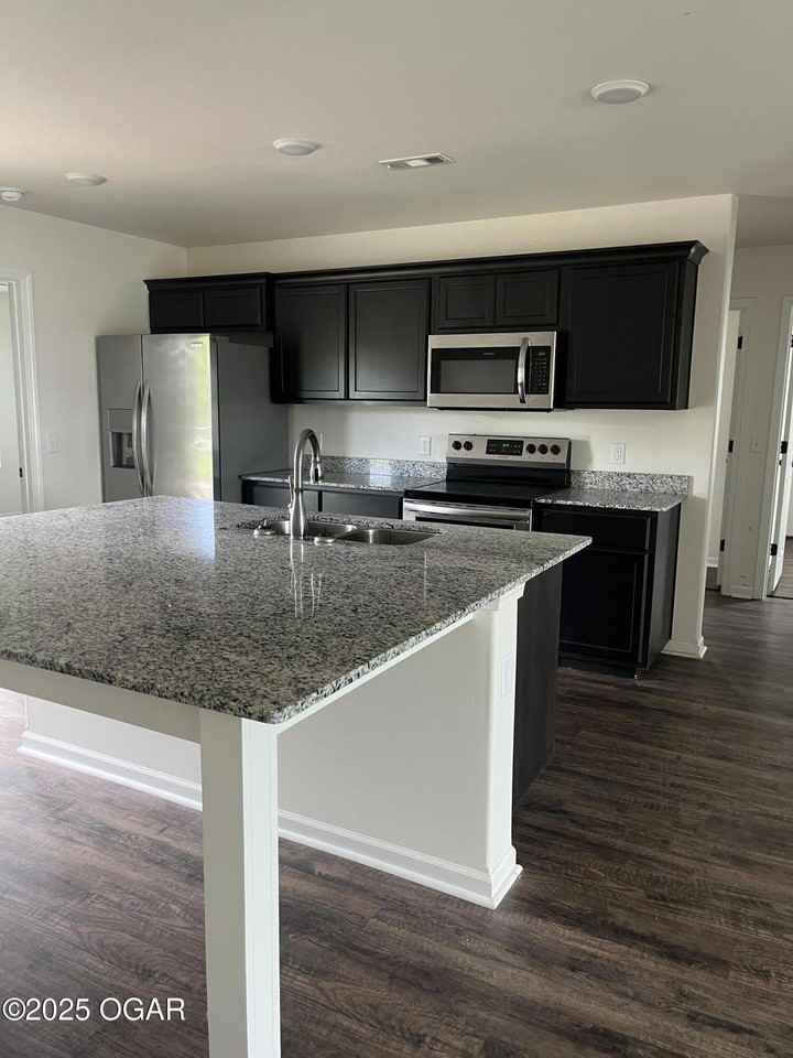 1604 Central St - Photo 4 of 16