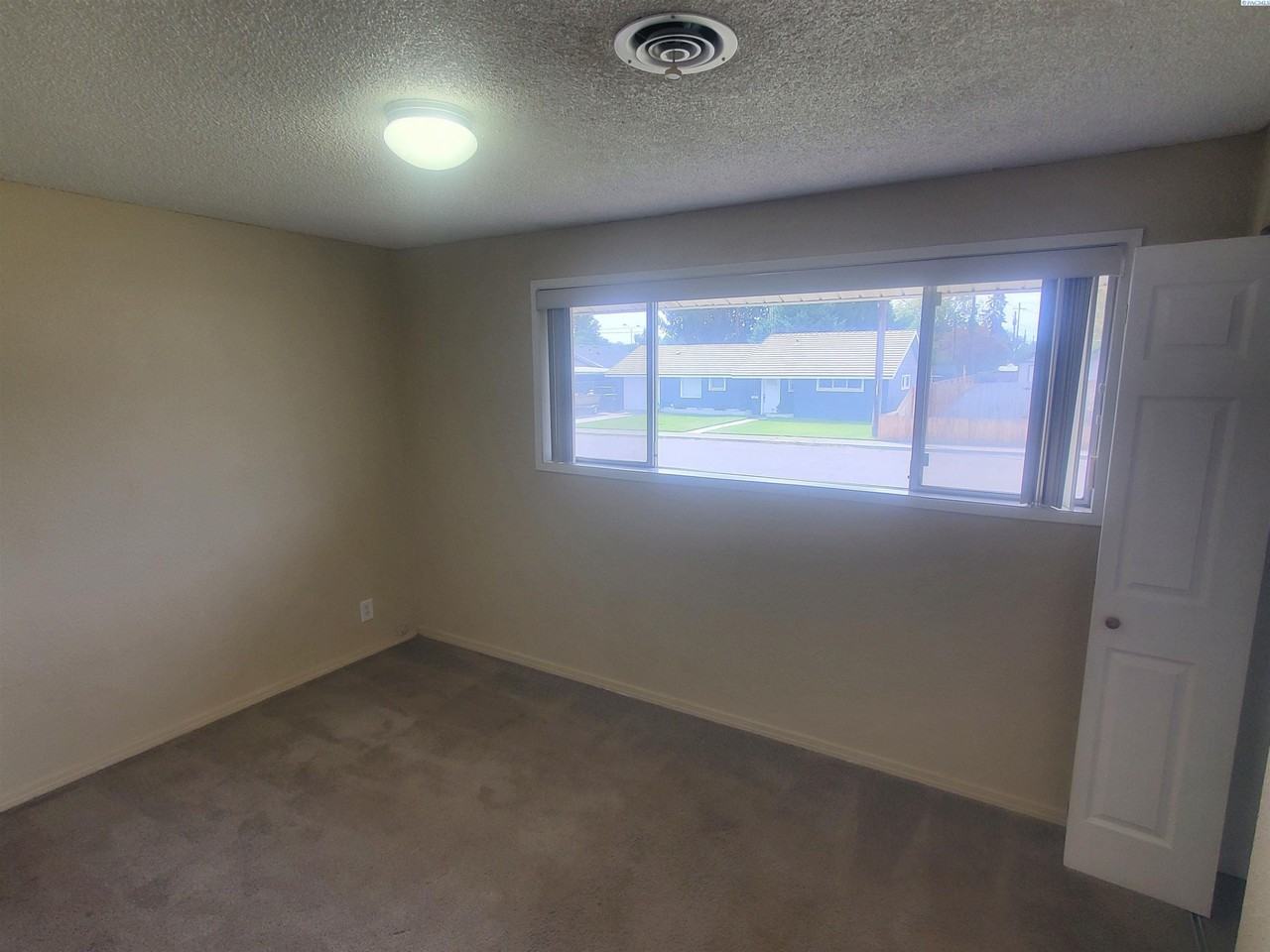 305 S Mayfield St - Photo 2 of 19