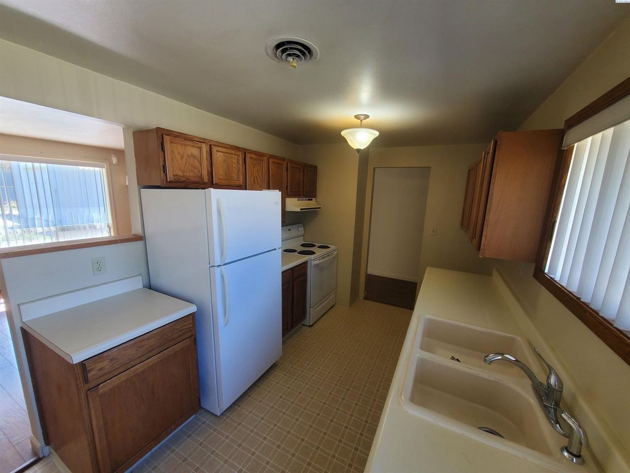 305 S Mayfield St - Photo 3 of 19