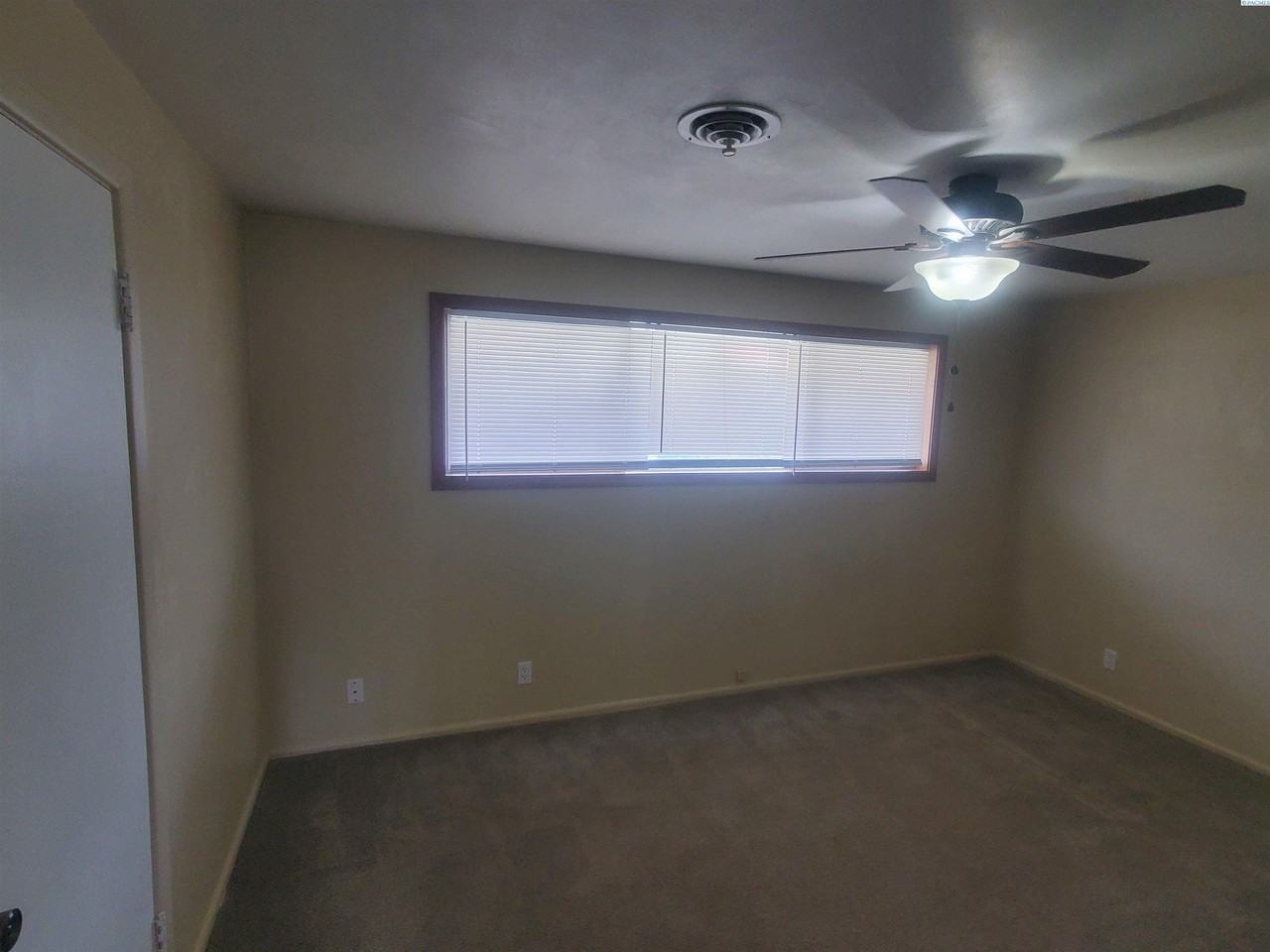 305 S Mayfield St - Photo 5 of 19