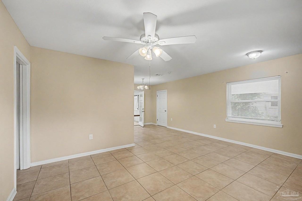 560 N 72nd Ave - Photo 5 of 34