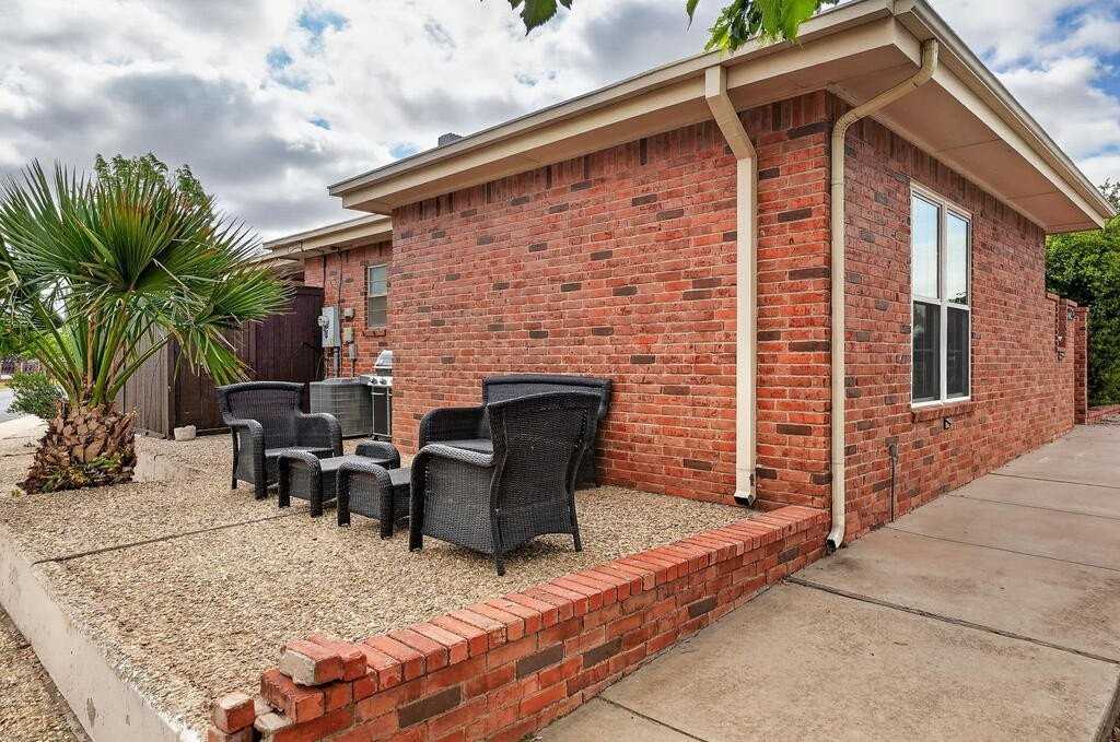 2218 N H St - Photo 2 of 25